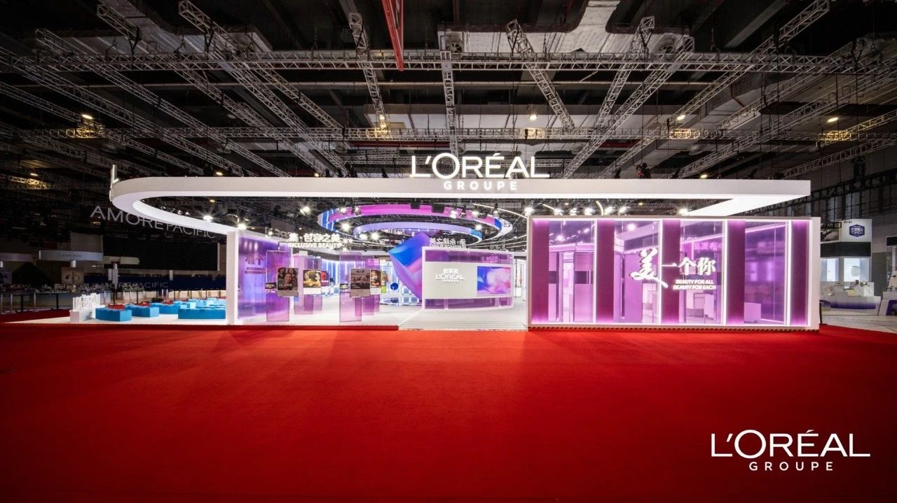 深圳展覽設(shè)計(jì)公司帶你看2023進(jìn)博會(huì)最具有創(chuàng)意00家企業(yè)展臺(tái)(歐萊雅展臺(tái))2