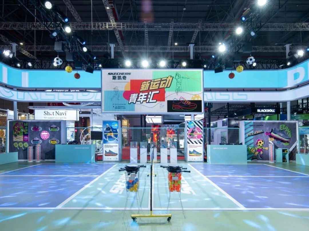 武漢展覽設(shè)計搭建公司領(lǐng)你看最具有創(chuàng)意00家企業(yè)展臺的2023進博會(斯凱奇展臺)5